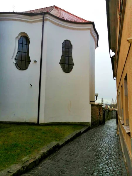 Een Smalle Verharde Weg Tussen Huizen Kerk — Stockfoto