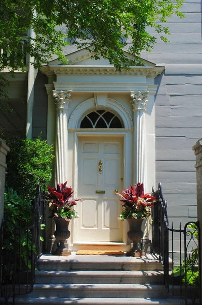 Charleston 'da beyaz bir ev kapısı.