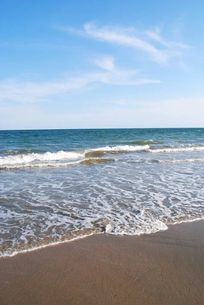 Küçük okyanus dalgaları sahile çarpıyor