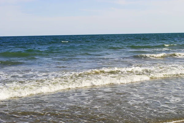 Petites Vagues Océaniques Qui Écrasent Sur Plage — Photo