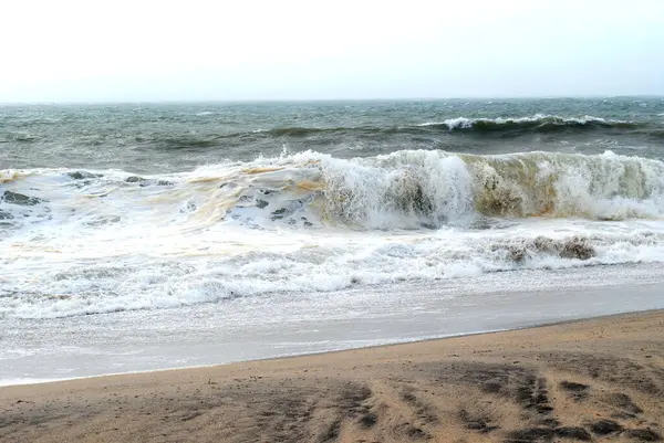 Sahilde dalgalar çökmesini