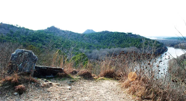 Sisli dağ manzarasına manzaralı bir bakış.