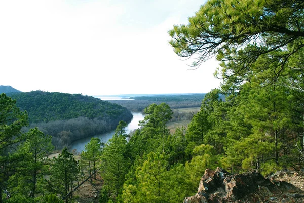 Dağların arasından akan bir nehrin kıyısında