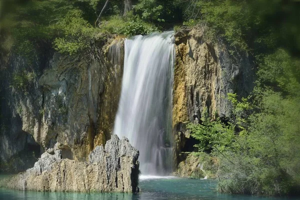 Waterfal в Плитвицком национальном парке Хорватия длительное воздействие — стоковое фото