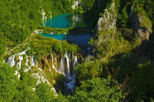 Große Wasserfälle im Plitvicer Nationalpark Touristenblick — Stockfoto