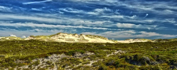 Idílico enorme deambular dunas con la luz del sol hermosas nubes y el cielo azul Sylt Alemania —  Fotos de Stock
