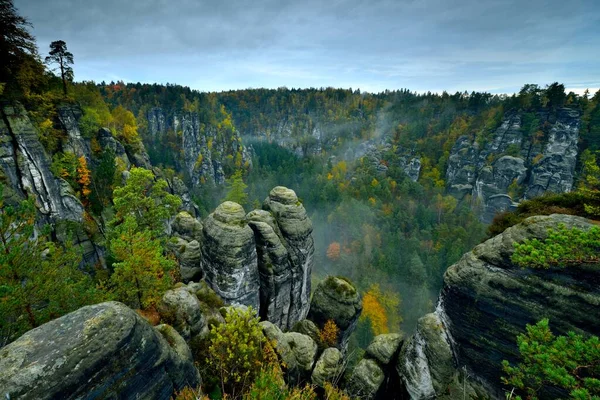 Sassone Svizzera rathen bastei - rathener kessel - arenaria formazioni rocciose autunno foresta nubi nebbia lunatico — Foto Stock