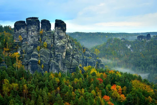 Suiza sajona rathen bastei - Gansfelsen - formaciones rocosas arenisca bosque de otoño nubes neblina mal humor —  Fotos de Stock