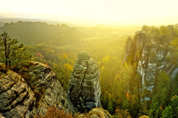 Morgennebel an der rathen bastei bridge Blick nach Osten Sonnenaufgang — Stockfoto