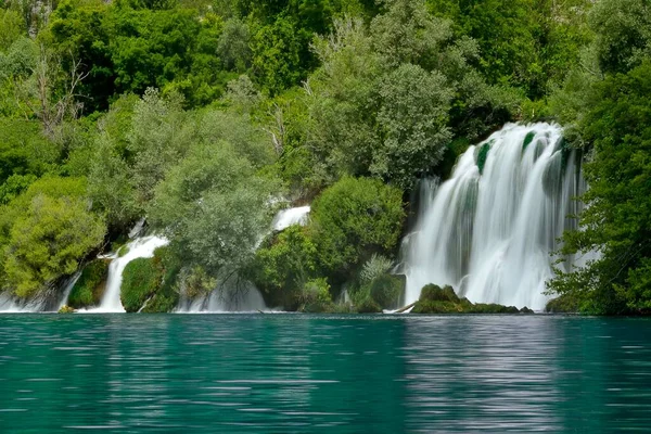Waterfal auf dem Krka Fluss Nationalpark in Kroatien Aquamarinwasser — Stockfoto