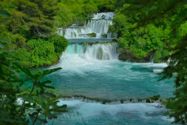 Mehrstufige Waterfal auf dem Fluss Krka Nationalpark in Kroatien Aquamarinwasser — Stockfoto