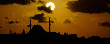 Günbatımı siluetinde Süleyman Camii İstanbul Türkiye