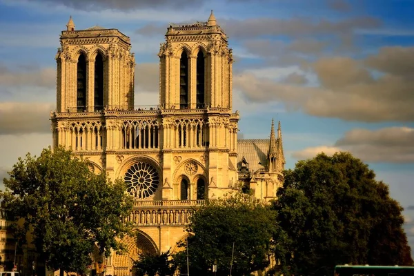 Cattedrale di Notre-Dame a Parigi nuvole di piume cielo blu vista frontale — Foto Stock