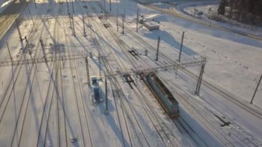 Trenin üzerinden uçmak hareket halinde. İyi günler. kış