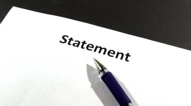 İfade. Boş bir form ve yazmak için bir kalem..