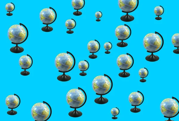 Tasarım için arka plan, pankart ve duvar kağıdı. Dünya gezegeninin 3 boyutlu küresi farklı açılarda, kaotik bir şekilde mavi arka planda. Desen