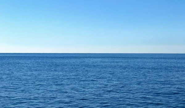 Mavi deniz ve gökyüzü. Ortadaki ufuk.