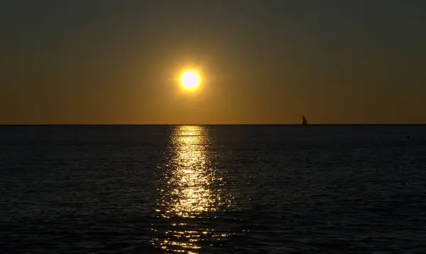 Zachód Słońca Morze Czarne Żaglówka Horyzoncie — Zdjęcie stockowe