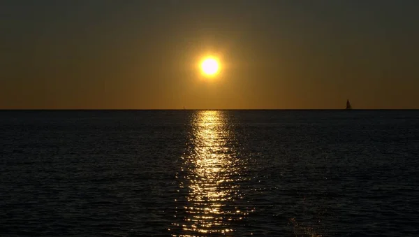Pomarańczowy Zachód Słońca Nad Morzem Słońce Odbija Się Wodzie — Zdjęcie stockowe