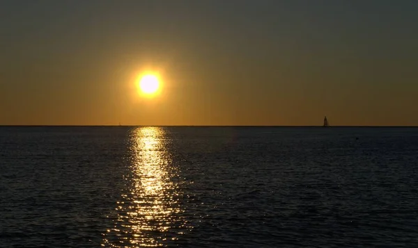 Zachód Słońca Morzu Jacht Horyzoncie — Zdjęcie stockowe