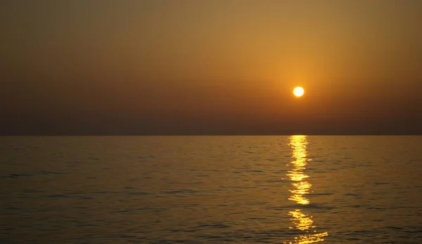 Pomarańczowy Zachód Słońca Nad Morzem Słońce Jest Nad Horyzontem Odcienie — Zdjęcie stockowe