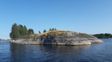 Ladojskoe Gölü 'nün güzel göl manzarası.
