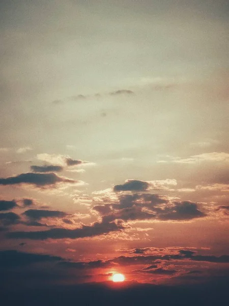 一日の終わりに魅惑的な夕日 — ストック写真