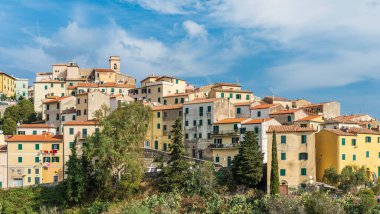 Rio Nell 'Elba' nın Skyline 'ı, Elba adasının en güzel köyü, Toskana Takımadası, Toskana, İtalya