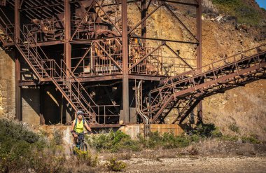 Elba, Toskana Takımadaları, Toskana, İtalya 'daki terk edilmiş Calamite Yarımadası' nda elektrikli dağ bisikletine binen güzel bir kadın.