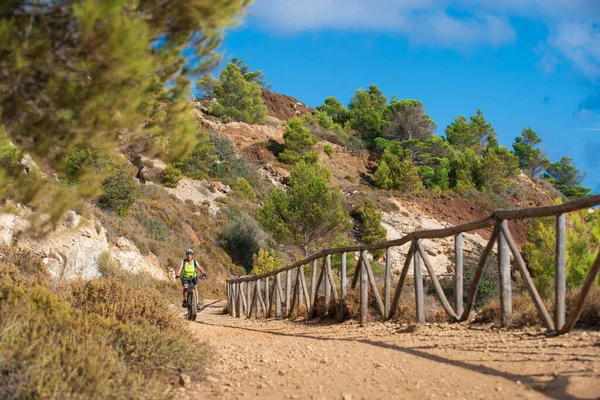 Bella Donna Sella Alla Sua Mountain Bike Elettrica Sulla Costa — Foto Stock