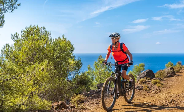 Miła Kobieta Jeżdżąca Elektrycznym Rowerze Górskim Wybrzeżu Morza Śródziemnego Wyspie — Zdjęcie stockowe