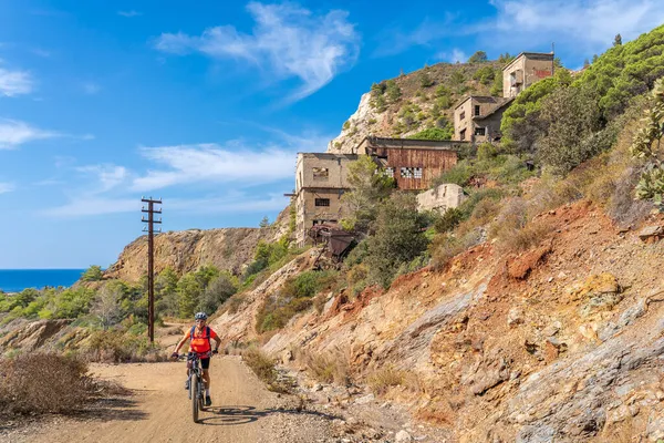 Nice Active Woman Riding Her Electric Mountain Bike Abandoned Iron — Stock Photo, Image