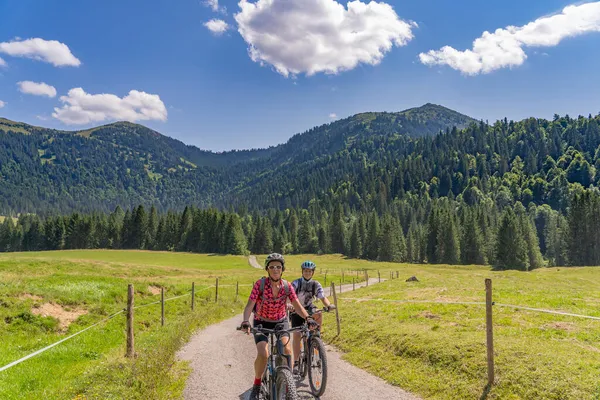 Agradable Mantuvo Joven Abuela Nieto Montar Sus Bicicletas Eléctricas Montaña — Foto de Stock