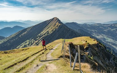 Güzel bir son sınıf öğrencisi, sonbaharda yürüyüş yapıyor, Oberstaufen yakınlarındaki Nagelfluh zincirinin tepesinde, Allgaeu Area, Bavyera, Almanya, arka planda Hochgrats zirvesi