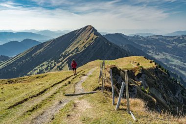 Güzel bir son sınıf öğrencisi, sonbaharda yürüyüş yapıyor, Oberstaufen yakınlarındaki Nagelfluh zincirinin tepesinde, Allgaeu Area, Bavyera, Almanya, arka planda Hochgrats zirvesi