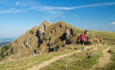 Güzel bir son sınıf öğrencisi, sonbaharda yürüyüş yapıyor, Oberstaufen yakınlarındaki Nagelfluh zincirinin tepesinde, Allgaeu Area, Bavyera, Almanya, arka planda Hochgrats zirvesi