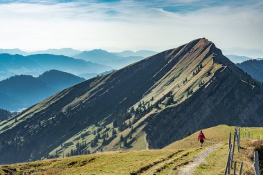 Güzel bir son sınıf öğrencisi, sonbaharda yürüyüş yapıyor, Oberstaufen yakınlarındaki Nagelfluh zincirinin tepesinde, Allgaeu Area, Bavyera, Almanya, arka planda Hochgrats zirvesi