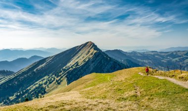 Güzel bir son sınıf öğrencisi, sonbaharda yürüyüş yapıyor, Oberstaufen yakınlarındaki Nagelfluh zincirinin tepesinde, Allgaeu Area, Bavyera, Almanya, arka planda Hochgrats zirvesi