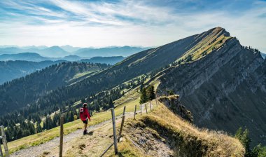 Güzel bir son sınıf öğrencisi, sonbaharda yürüyüş yapıyor, Oberstaufen yakınlarındaki Nagelfluh zincirinin tepesinde, Allgaeu Area, Bavyera, Almanya, arka planda Hochgrats zirvesi