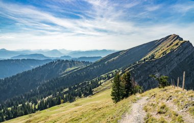 Oberstaufen, Allgaeu bölgesi, Bavyera, Almanya yakınlarındaki Nagelfluh zincirinin tepesinde sonbahar atmosferi.