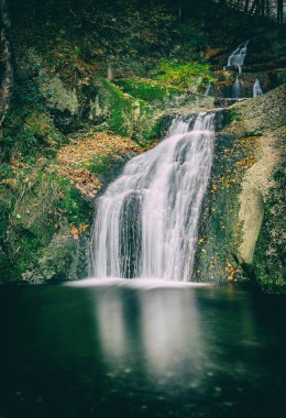 Allgaeu dağlarında şelale, Bavyera, Almanya sonbahar atmosferinde renkli sonbahar yapraklarıyla