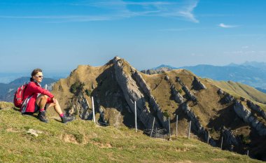 Güzel bir son sınıf öğrencisi, sonbaharda yürüyüş yapıyor, Oberstaufen yakınlarındaki Nagelfluh zincirinin tepesinde, Allgaeu Area, Bavyera, Almanya, arka planda Hochgrats zirvesi
