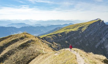 Güzel bir son sınıf öğrencisi, sonbaharda yürüyüş yapıyor, Oberstaufen yakınlarındaki Nagelfluh zincirinin tepesinde, Allgaeu Area, Bavyera, Almanya, arka planda Hochgrats zirvesi