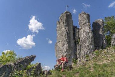 Büyükanne ve torun, Almanya 'nın Bavyera kentindeki Frankonian İsviçre kayalık arazisinde bisiklet gezisinde mola veriyorlar.