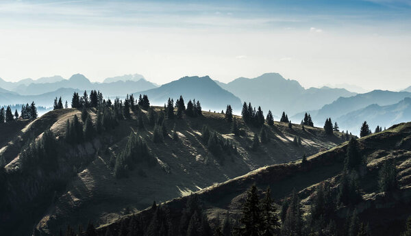 Осенняя атмосфера на хребте цепи Нагельфлуг близ Оберштауфена, район Оллгау, Бавария, немцы