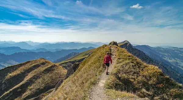 Mooie Oudere Vrouw Wandelen Herfst Herfst Bergkam Van Nagelfluh Keten — Stockfoto