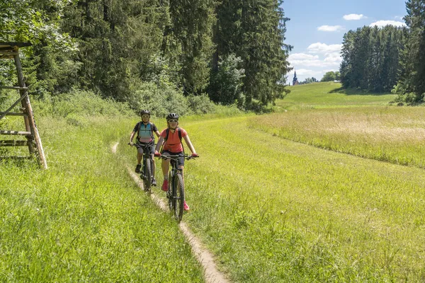 Abuela Con Bicicleta Montaña Eléctrica Nieta Sin Ayuda Eléctrica Camino — Foto de Stock