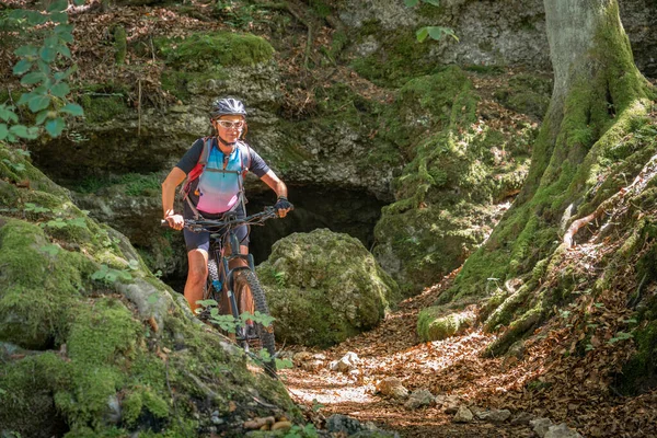 Mulher Sênior Bonita Andamento Sua Bicicleta Montanha Elétrica Uma Trilha — Fotografia de Stock