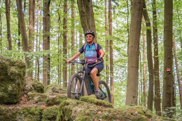 Mulher Sênior Bonita Andamento Sua Bicicleta Montanha Elétrica Uma Trilha — Fotografia de Stock