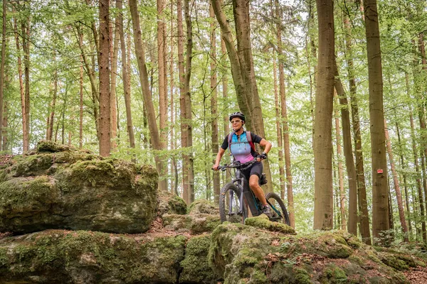 Hübsche Seniorin Mit Elektro Mountainbike Auf Felsigem Waldweg Der Fränkischen — Stockfoto